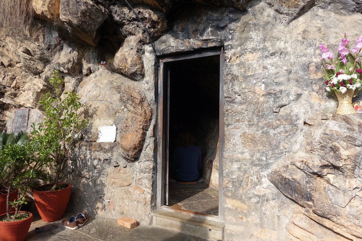 蓮花生大士－帕賓蓮師閉關山洞